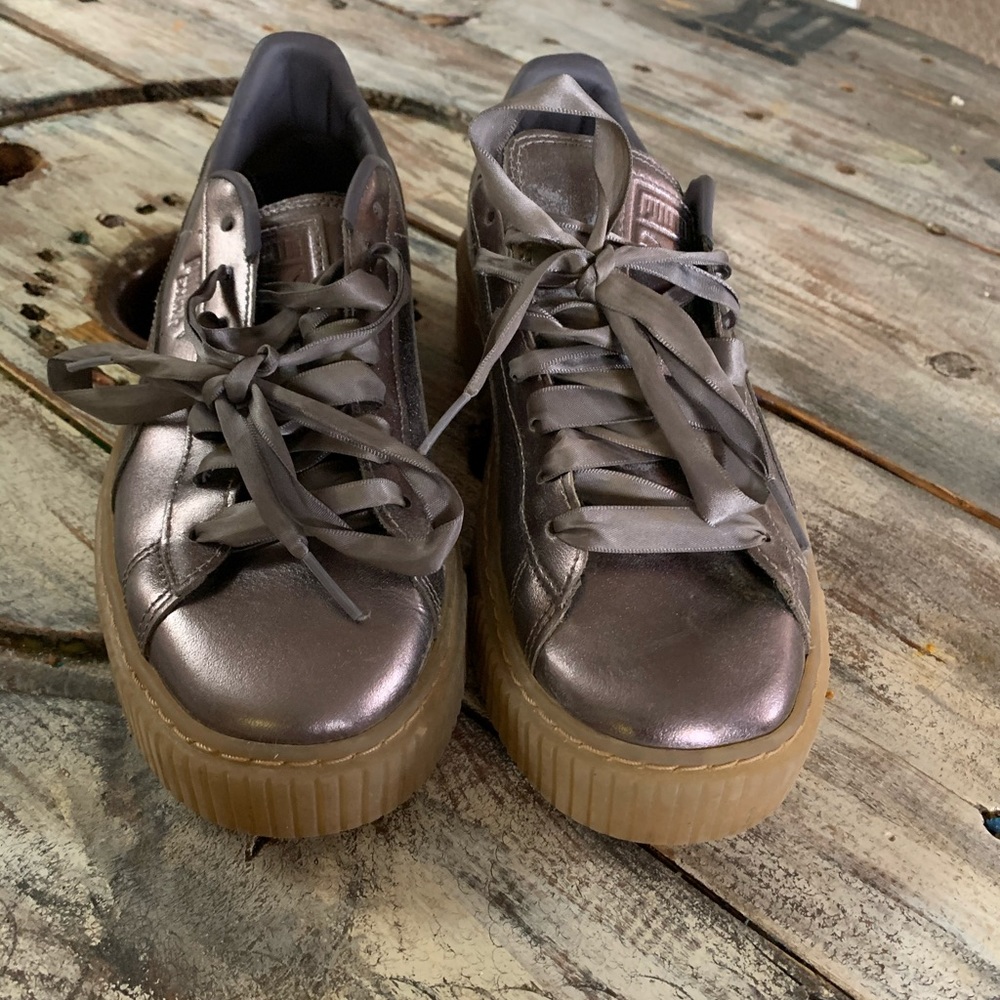Platform metallic pumas